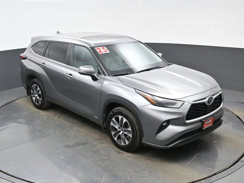 Used 2025 Toyota Highlander XLE image 36