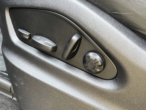 Certified 2023 Porsche Cayenne Platinum Edition image 30