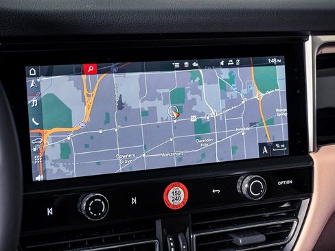 Certified 2025 Porsche Macan image 22