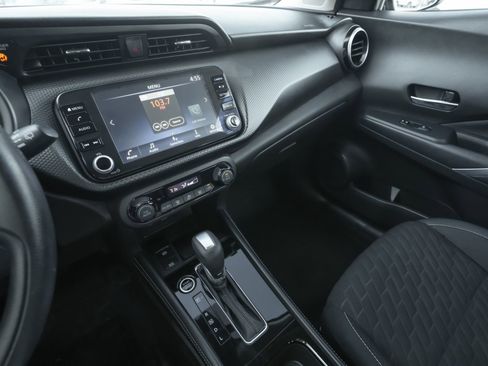 Used 2022 Nissan Kicks SV image 11
