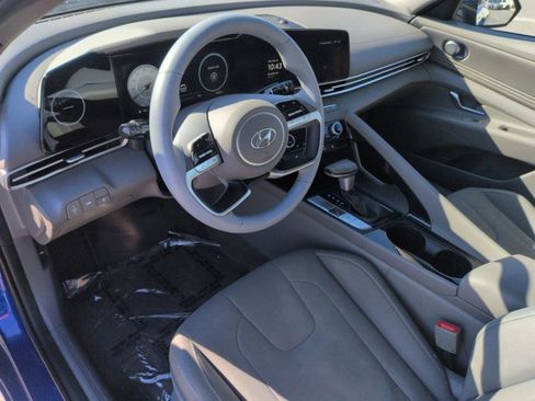 Used 2023 Hyundai Elantra SEL w/ Convenience Package image 10