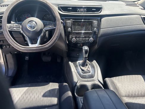Used 2018 Nissan Rogue SV w/ Premium Package AWD/4WD image 4