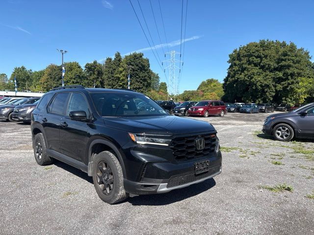 Used 2025 Honda Pilot TrailSport image 2