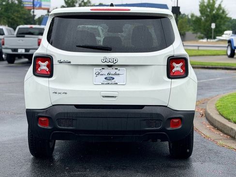 Used 2023 Jeep Renegade Latitude AWD/4WD image 7