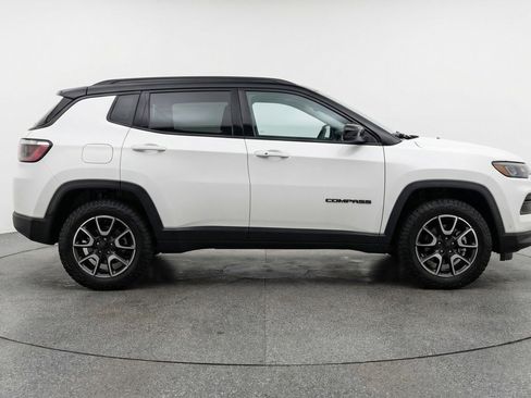 Used 2025 Jeep Compass Trailhawk image 11