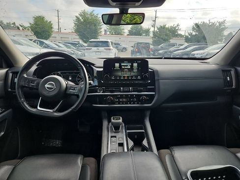 Used 2024 Nissan Pathfinder SL FWD image 5