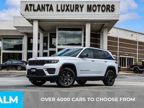 Used 2025 Jeep Grand Cherokee Altitude AWD/4WD image 3