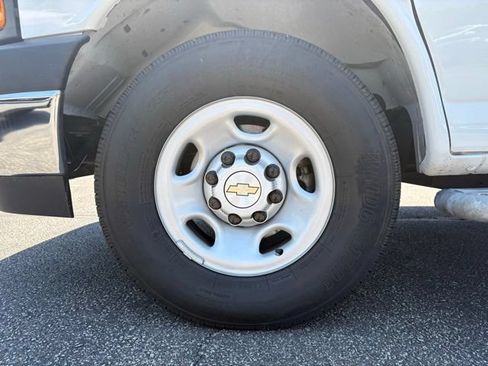 Used 2024 Chevrolet Express 2500 w/ Driver Convenience Package RWD image 18