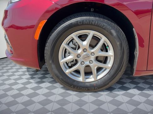 Used 2021 Chrysler Pacifica Touring-L FWD image 13