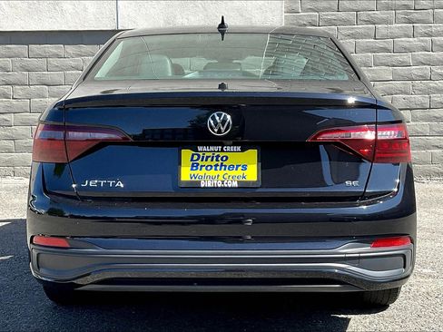 Used 2022 Volkswagen Jetta SE w/ Panoramic Sunroof Package image 3