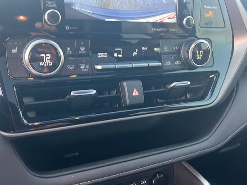 Used 2022 Toyota Highlander XLE image 28