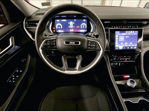 Used 2023 Jeep Grand Cherokee Laredo image 5