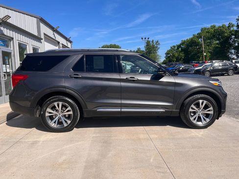Used 2020 Ford Explorer Platinum w/ Premium Technology Package AWD/4WD image 16