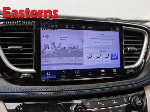 Used 2021 Chrysler Pacifica Touring-L FWD image 19