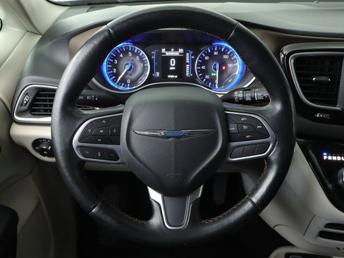 Used 2019 Chrysler Pacifica Touring-L image 8