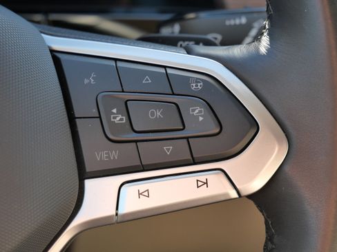 Certified 2025 Volkswagen Atlas SEL Premium R-Line image 31