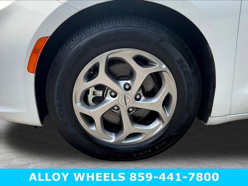 Used 2023 Chrysler Pacifica Limited FWD image 10