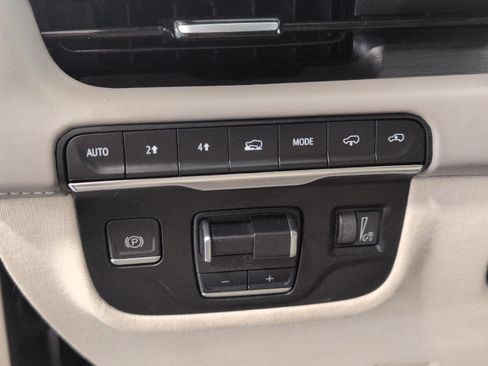 Certified 2022 Cadillac Escalade ESV Premium Luxury Platinum w/ LPO, Radiant Package AWD/4WD image 10