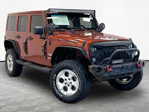 Used 2014 Jeep Wrangler Unlimited Sahara w/ Dual Top Group AWD/4WD image 3