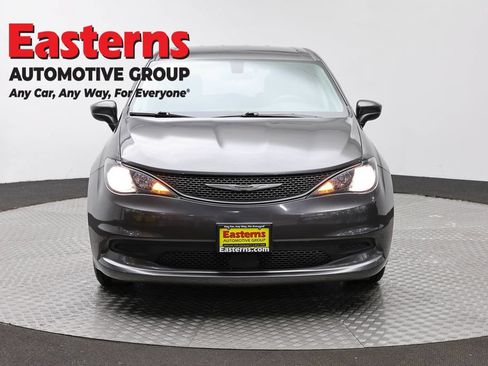 Used 2022 Chrysler Voyager LX FWD image 2