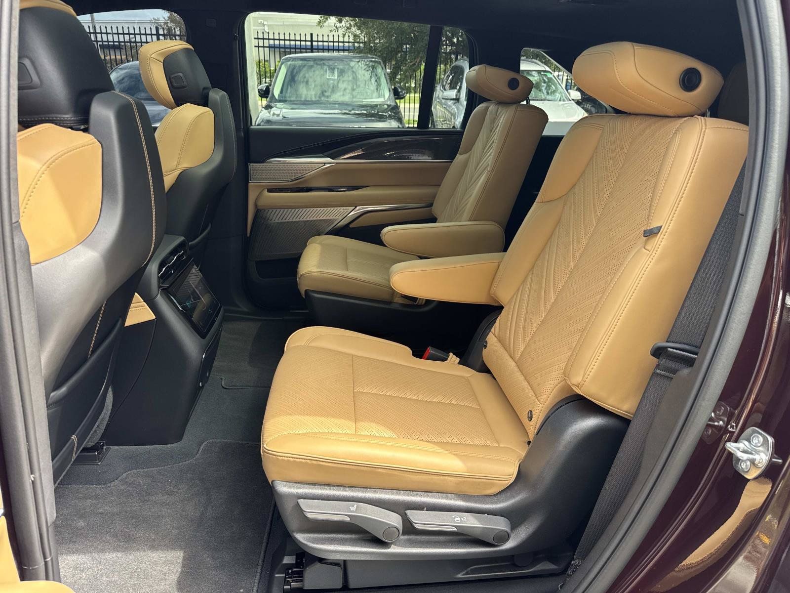 Used 2026 Cadillac Escalade IQ Luxury 2 w/ LPO, Radiant Package AWD/4WD image 15