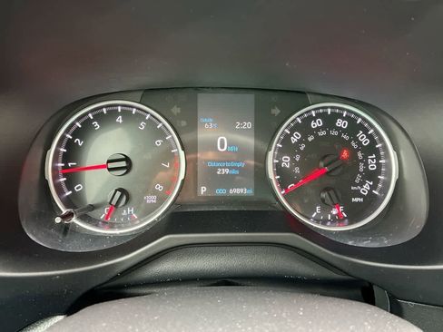 Used 2021 Toyota RAV4 LE image 12