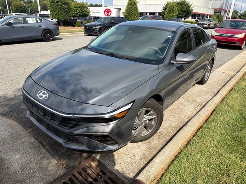 Used 2024 Hyundai Elantra SE FWD image 11