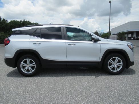 Used 2022 GMC Terrain SLE w/ Driver Convenience Package FWD image 2