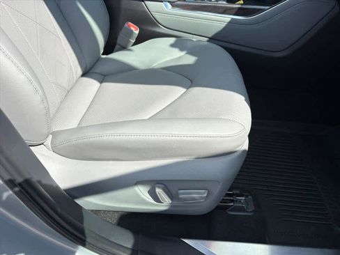 Used 2025 Toyota Highlander Platinum image 6