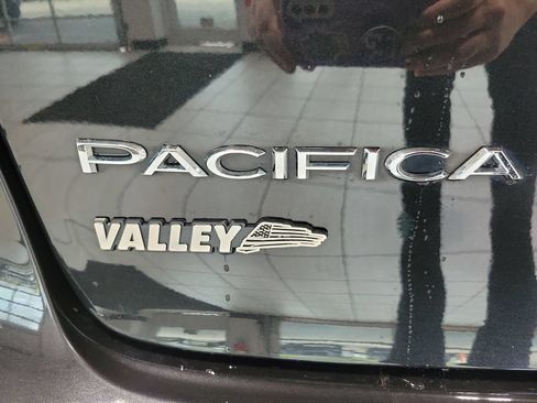 Used 2022 Chrysler Pacifica Touring-L AWD/4WD image 13