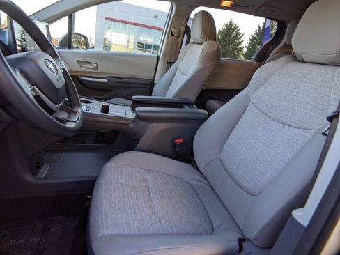 Used 2021 Toyota Sienna LE w/ LE Plus Package FWD image 18