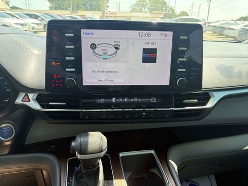 Used 2021 Toyota Sienna XLE FWD image 19