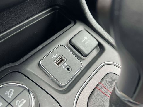 Used 2023 Jeep Cherokee Trailhawk AWD/4WD image 12
