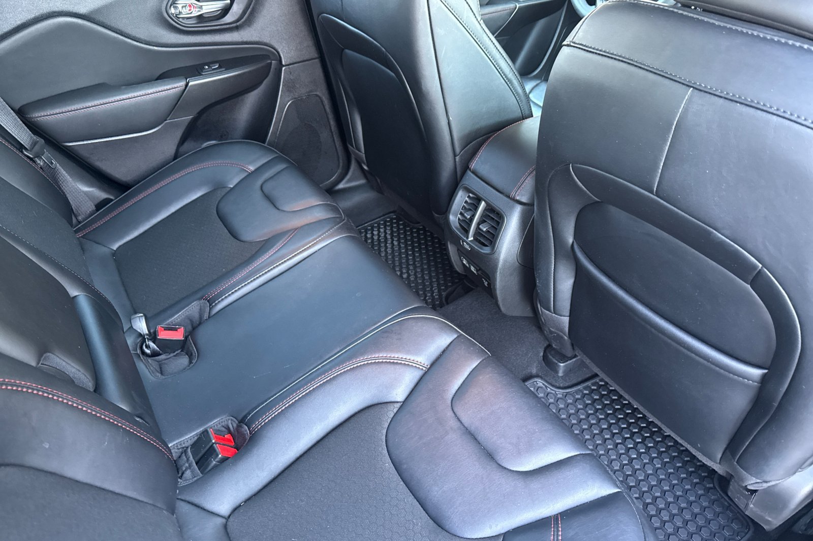 Used 2022 Jeep Cherokee Trailhawk w/ Comfort/Convenience Group AWD/4WD image 17