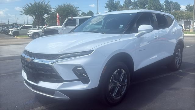 Used 2025 Chevrolet Blazer LT FWD image 3