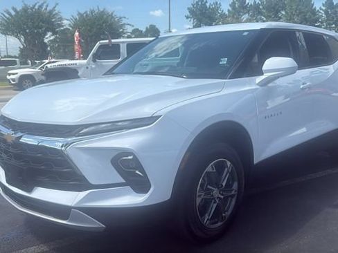 Used 2025 Chevrolet Blazer LT FWD image 3