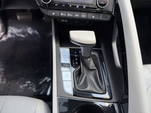 Used 2024 Hyundai Elantra Limited FWD image 19