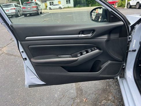 Used 2024 Nissan Altima 2.5 SR FWD image 11