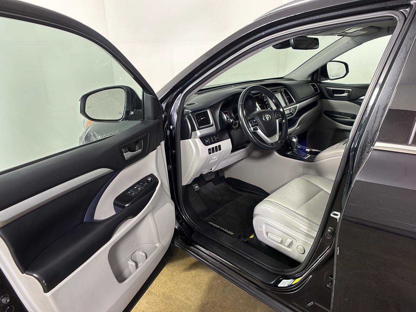 Used 2018 Toyota Highlander XLE AWD/4WD image 2