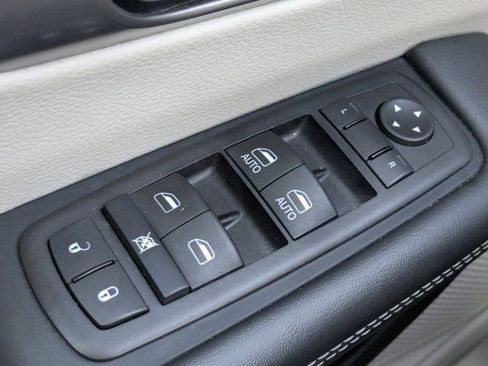 Used 2024 Chrysler Pacifica Touring-L image 19