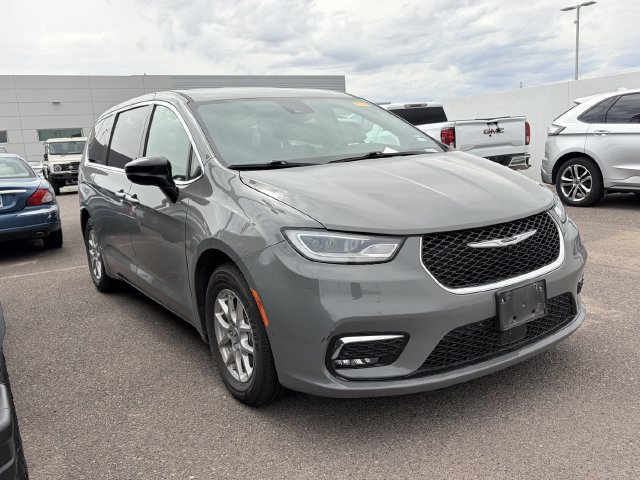 Used 2025 Chrysler Pacifica Select FWD image 3