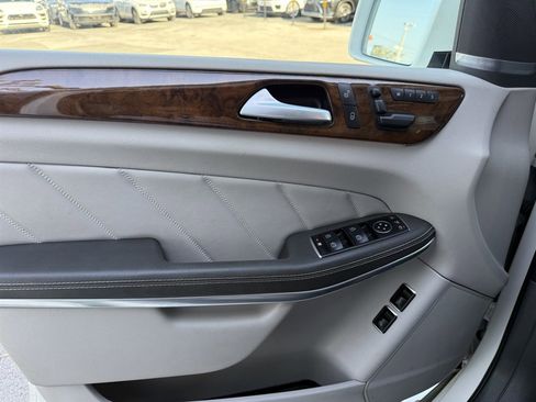 Used 2015 Mercedes-Benz GL 550 4MATIC image 34