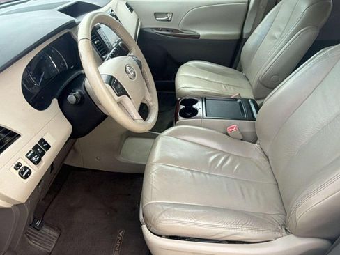 Used 2011 Toyota Sienna XLE w/ XLE Navigation Pkg FWD image 5