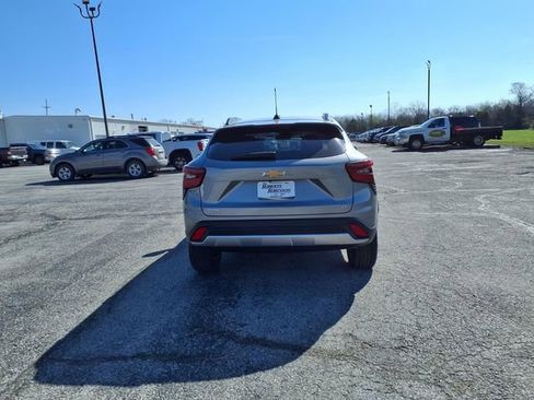 Used 2025 Chevrolet Trax LT w/ LT Convenience Package FWD image 23