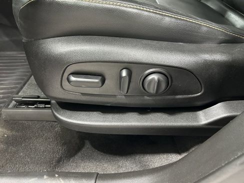 Used 2019 Chevrolet Traverse LT image 12