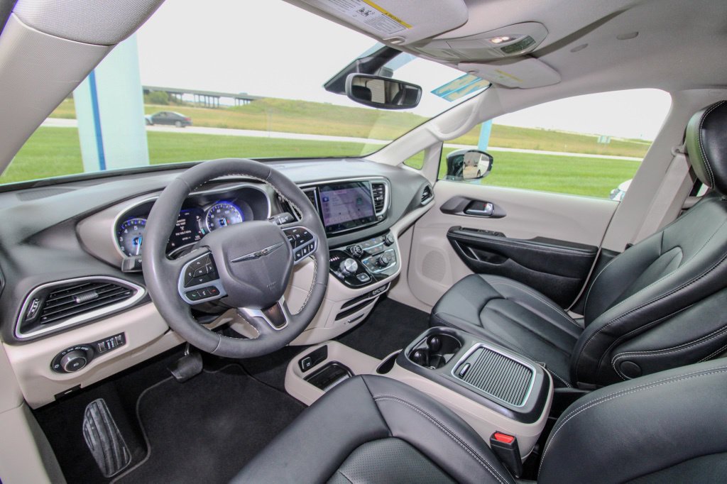 Used 2024 Chrysler Pacifica Touring-L FWD image 16