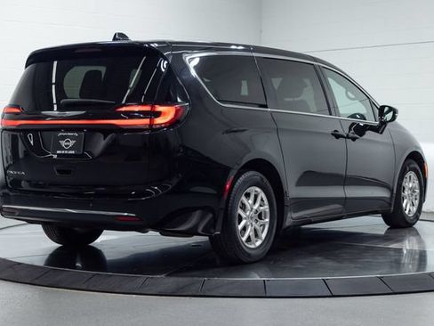 Used 2025 Chrysler Pacifica Select FWD image 10