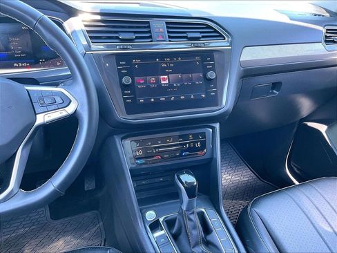 Used 2024 Volkswagen Tiguan SE AWD/4WD image 17