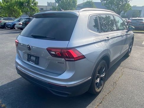 Used 2024 Volkswagen Tiguan SE w/ Panoramic Sunroof Package AWD/4WD image 11