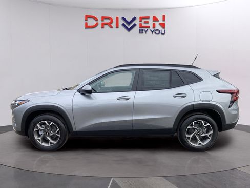 New 2026 Chevrolet Trax LT w/ Driver Confidence Package image 2